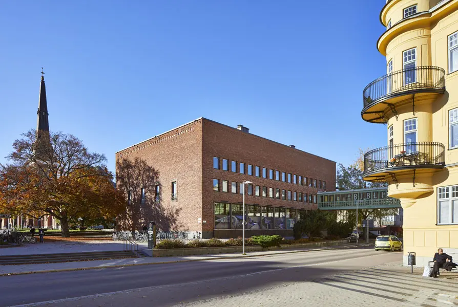 Västerås stadsbibliotek med kyrkan i bakgrunden. Foto: Lasse Fredriksson.