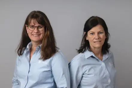 Två kvinnor som arbetar som Västerås stads seniorguider.