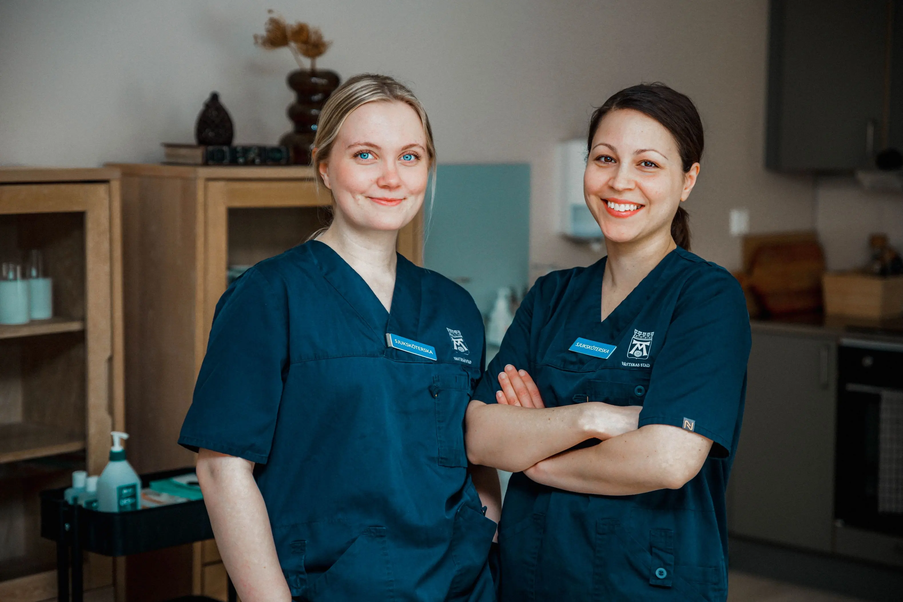 Bild på två sjuksköterskor