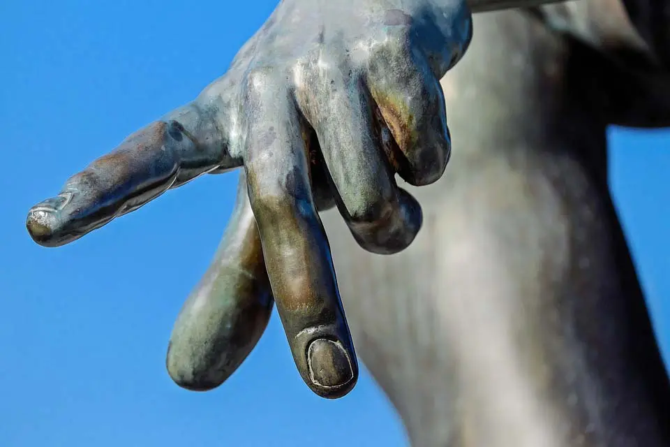 Inzoomade fingrar på en staty.