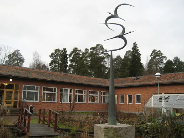 Skulpturen Måsar på en innergård.