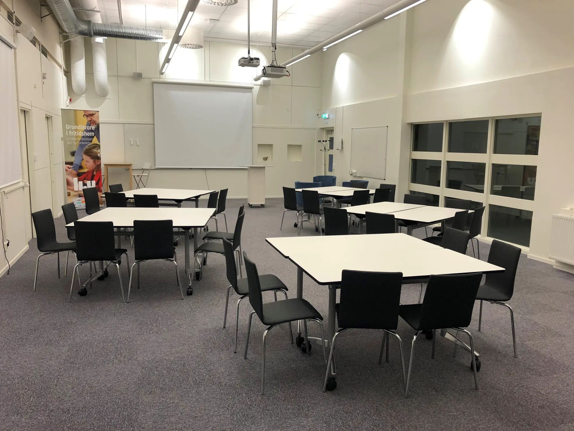 Utbildningslokal med stolar och bord