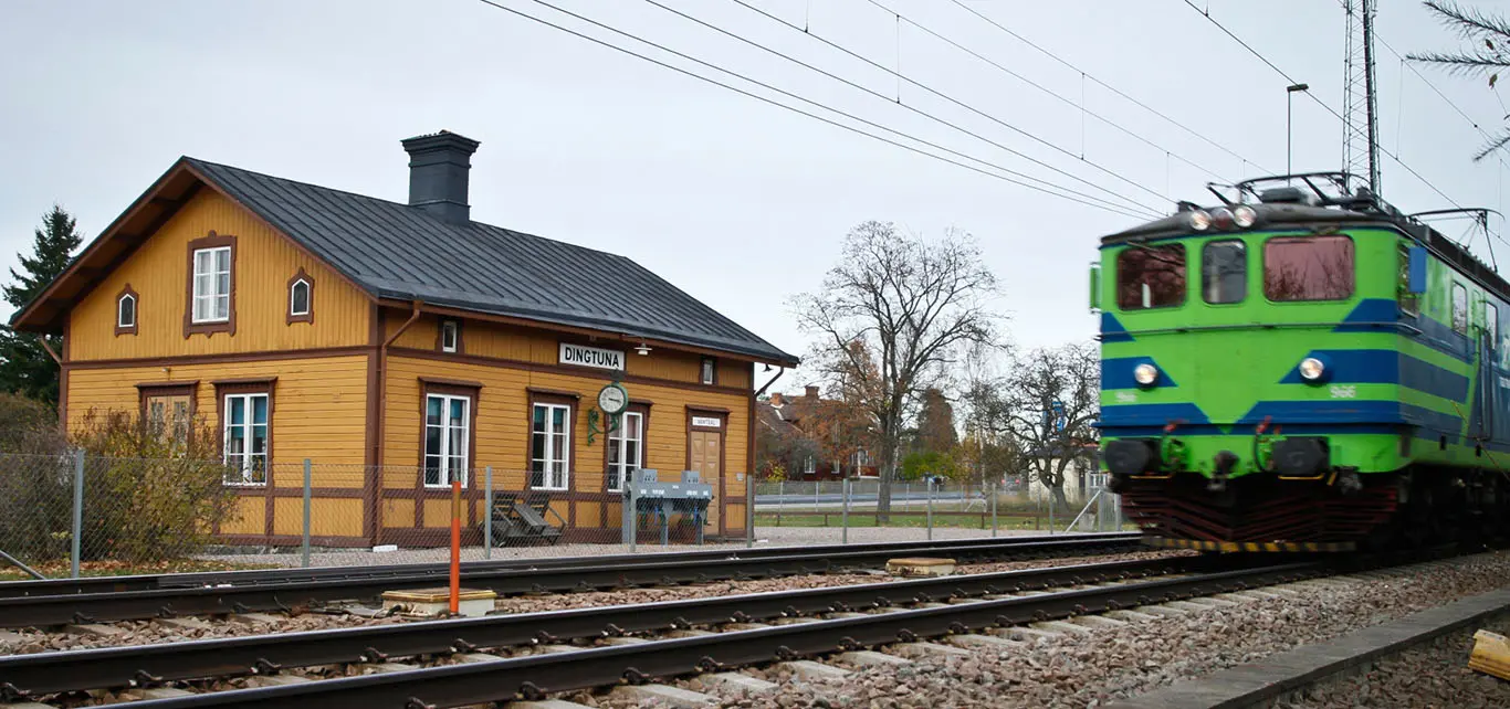 Tågstationen i Dingtuna och ett tåg. 