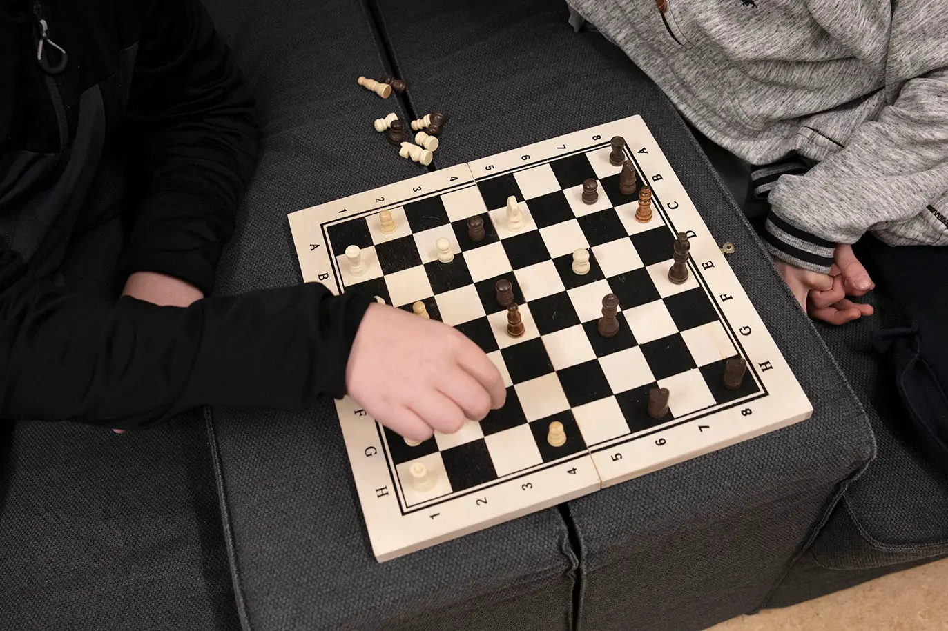 Två personer som spelar schack