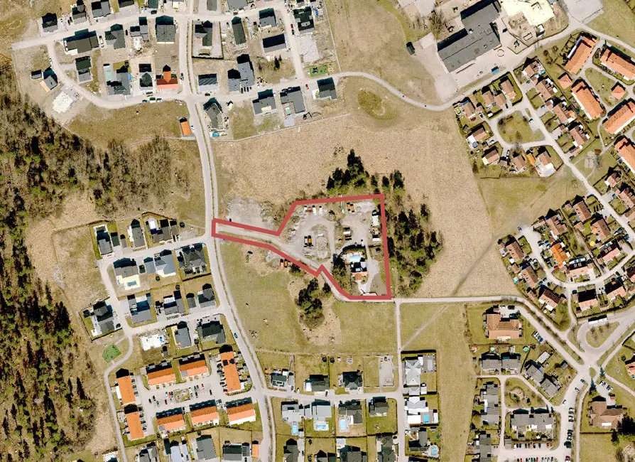 Flygbild över del av Skälby där planområdet är markerad med röd linje.