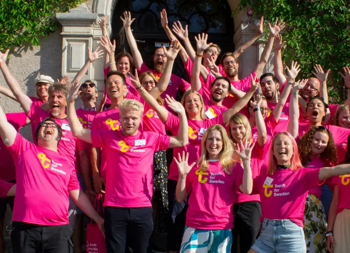 Glada deltagare från Teach for Sweden i rosa t-shirts.