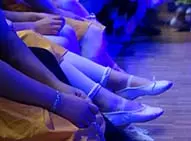 Balettflicka knyter skor. 