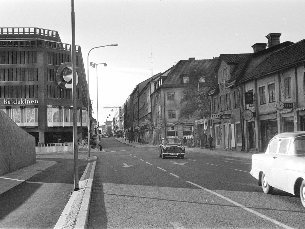 Korsningen Stora Gatan - Kopparbergsvägen där varuhuset Punkt syns i vänsterkanten och låga byggnader syns i högerkanten.