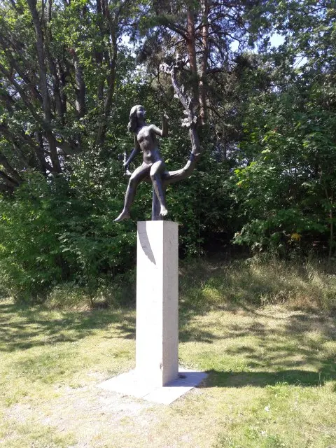Skulpturen Flickan och fågeln.