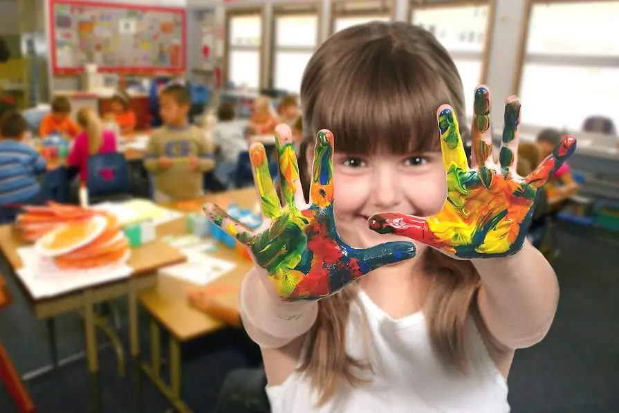 Flicka som målar med sina händer