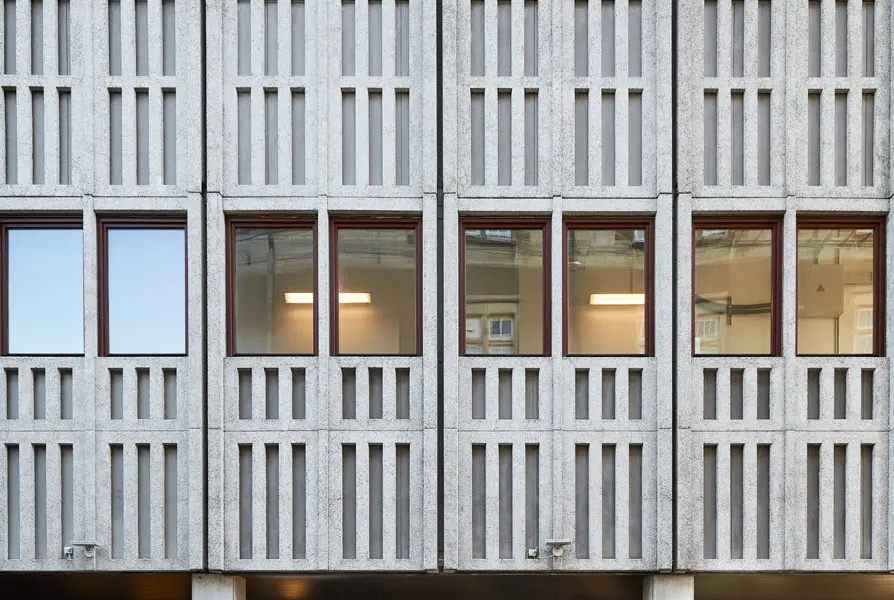 Närbild på betongfasaden med en fönsterrad i mitten. Foto: Lasse Fredriksson