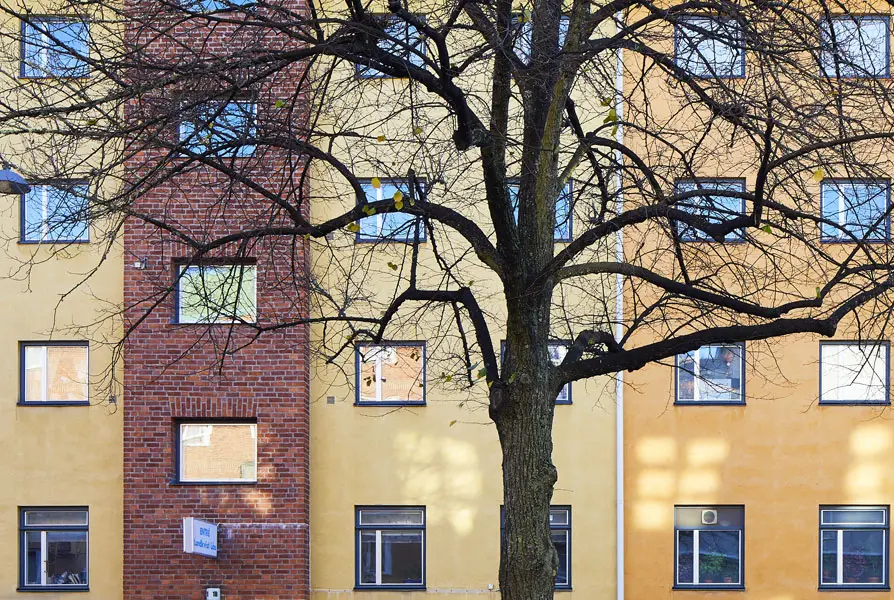 Fasad med rött tegel och gula nyanser av puts mot Domkyrkoesplanaden. Foto: Lasse Fredriksson