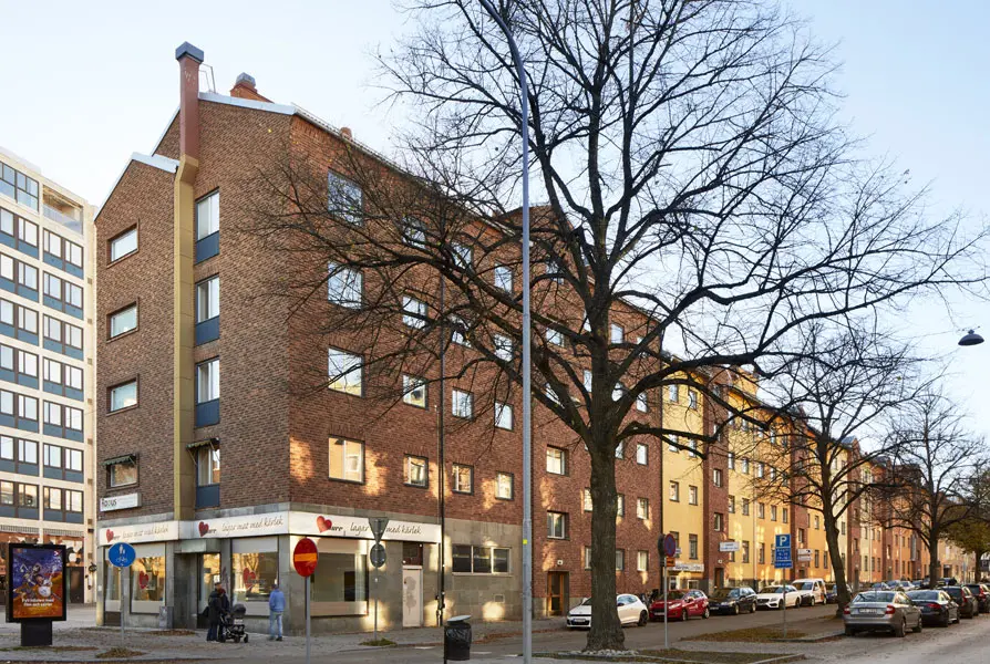 Vy över fasaden på kvarteret Jorund mot hörnet Domkyrkoesplanaden och Kopparbergsvägen. Foto: Lasse Fredriksson