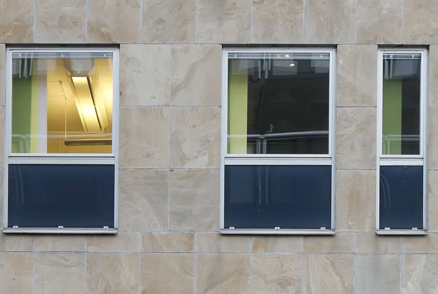 Detaljvy av fönster på fasaden mot Erik Hahrsgata och Svartån. Foto: Lasse Fredriksson
