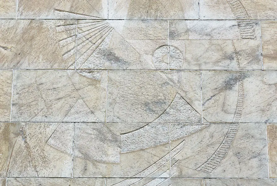 I fasaden del av reliefen Stenen av konstnären Stefan Thorén. Foto: Lasse Fredriksson