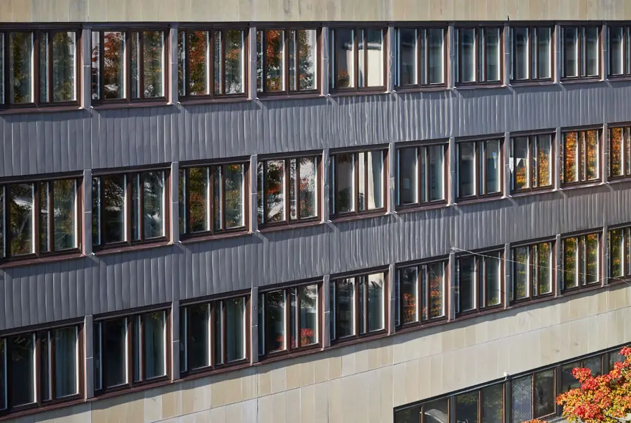 Tre rader med fönster i fasaden mot Vasagatan. Foto: Lasse Fredriksson