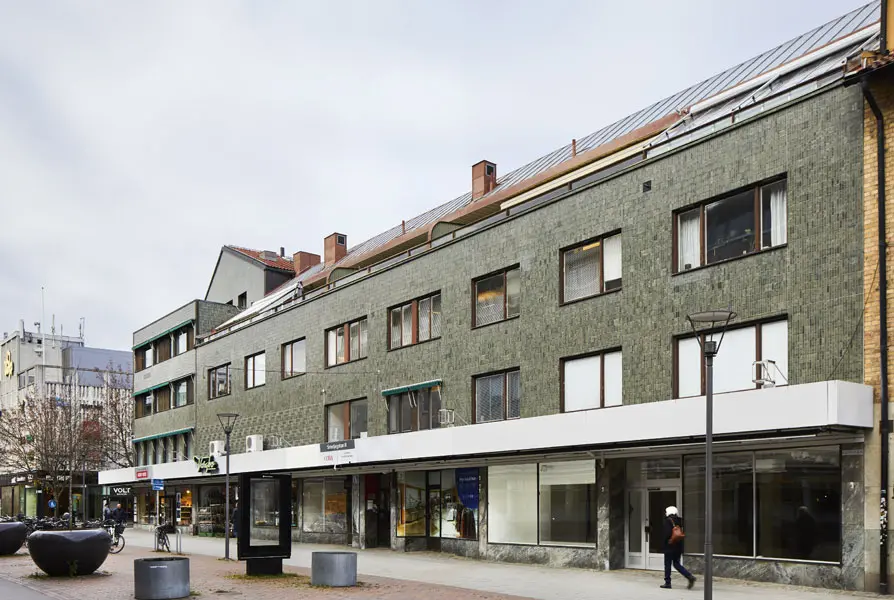 Fasad mot Vasagatan med det gröna blanka glaskeramikplattorna som beklädnad. Foto: Lasse Fredriksson
