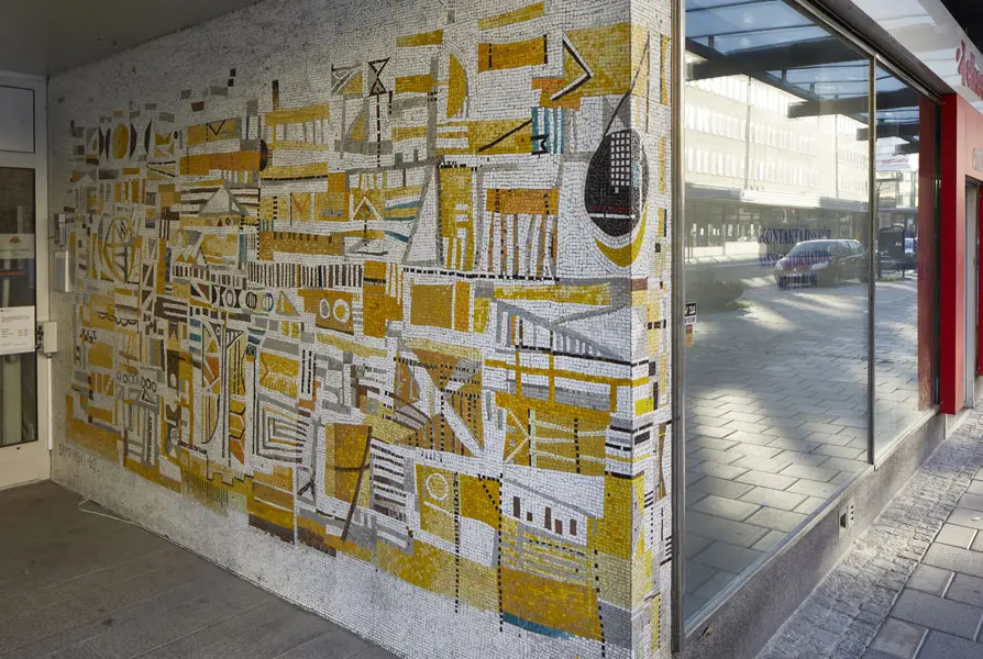 Vid en entré konstverket Solarium med gula och grå nyanser av mosaik gjort av Tadeusz ”Teddy” Sempinski. Foto: Lasse Fredriksson
