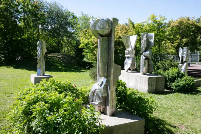 Skulpturer av metall på gräsmatta.