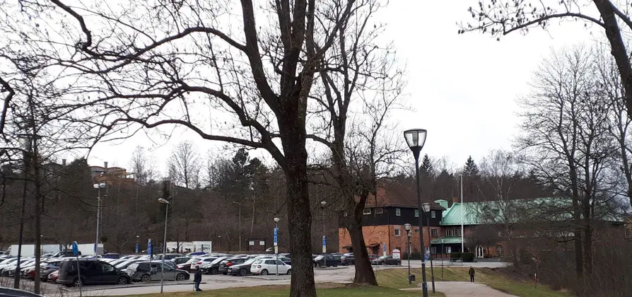 Vy över parkeringen och Bryggargården på planområdet