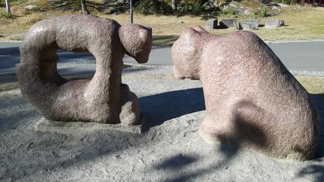 Skulpturen Björnbus.