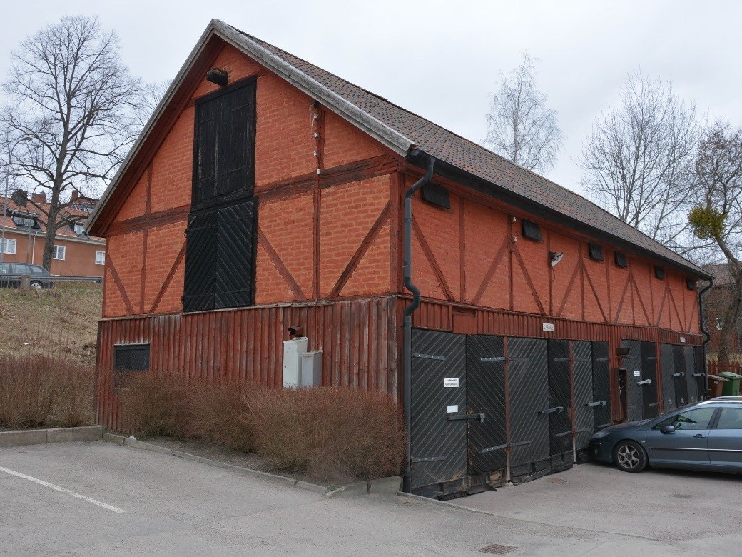 Före detta magasin och stall vid Falkenbergska kvarnen från 1800-talet. Byggnaden är uppförd i korsvirkesteknik och har tegeltäckt sadeltak (Karlslund 3).