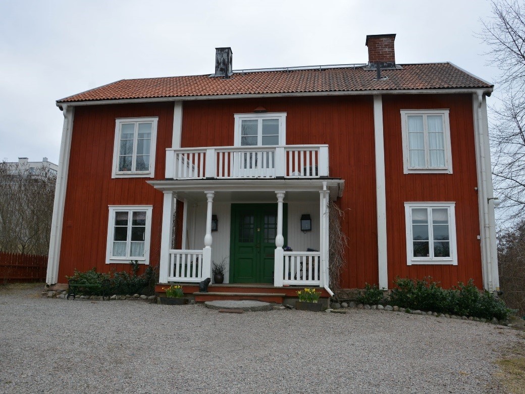 Före detta kvarnmästarbostaden med fasader av faluröd locklistpanel och tegeltäckt sadeltak från första hälften av 1800-talet (Karlslund 2).