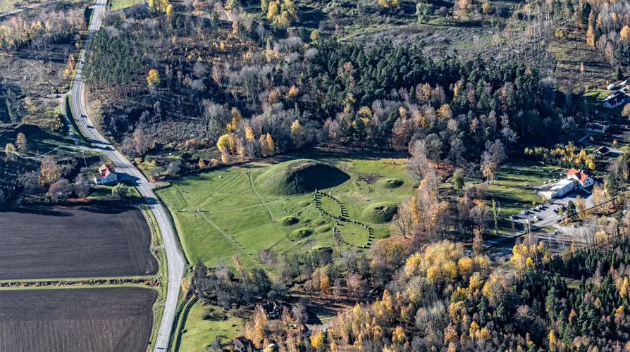 Flygbild över skogs- och naturområdet på och kring Anundshög i Badelunda