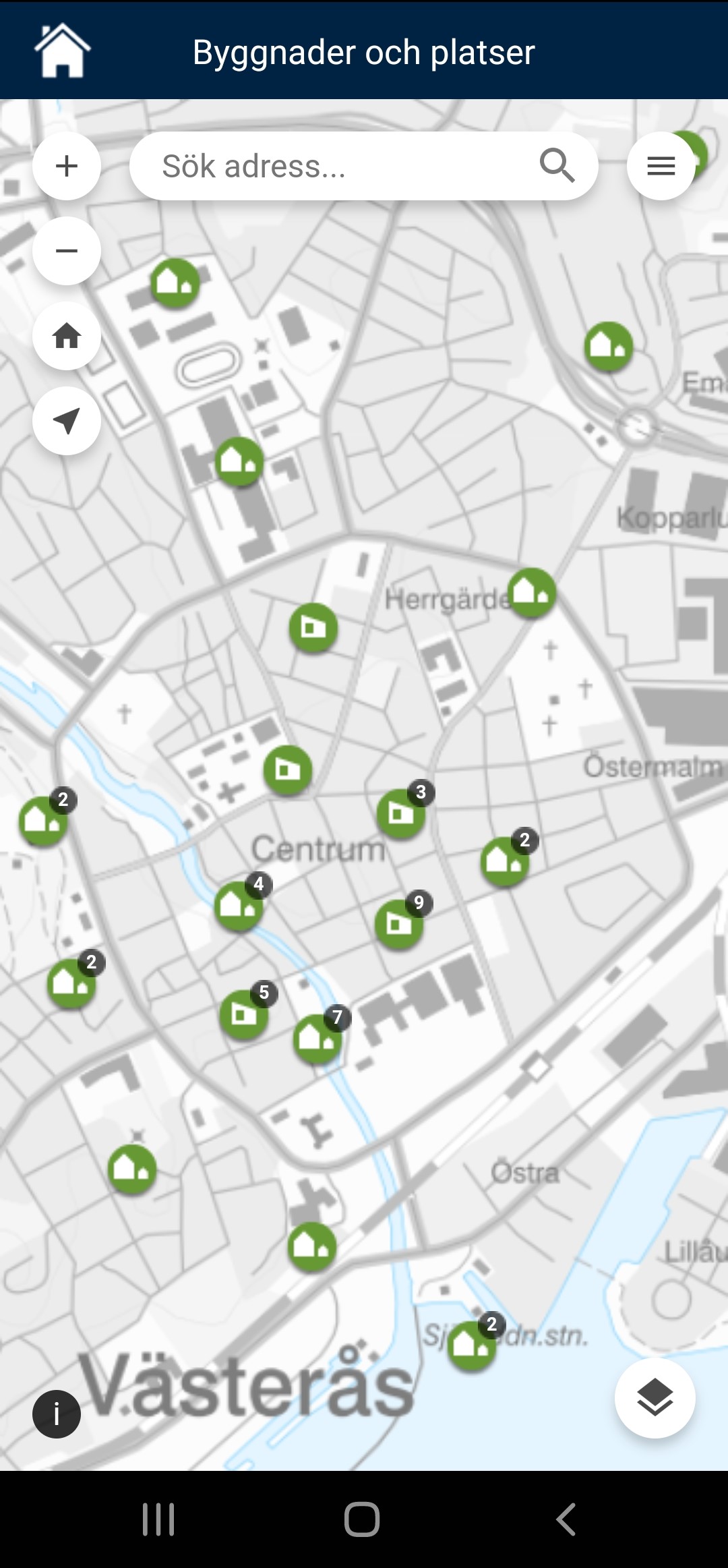 Skärmdump av appen Mitt Västerås och kartlagret Byggnader och platser. En kartbild över centrala Västerås med gröna markeringar för de byggnader och platser som det finns information om.