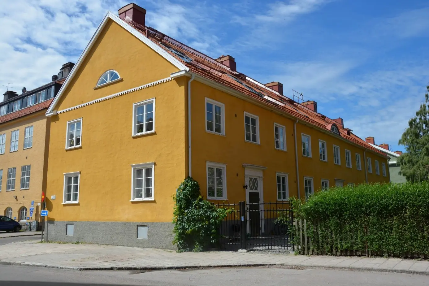 Gul tvåvåningsbyggnad i 20-talsklassicism. Foto: Västmanlands läns museum.