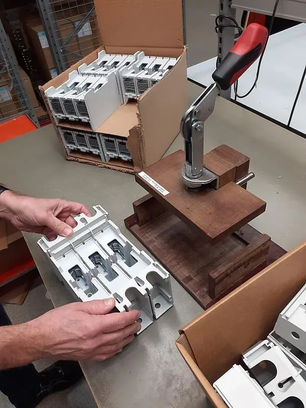 Händer som monterar komponenter. 