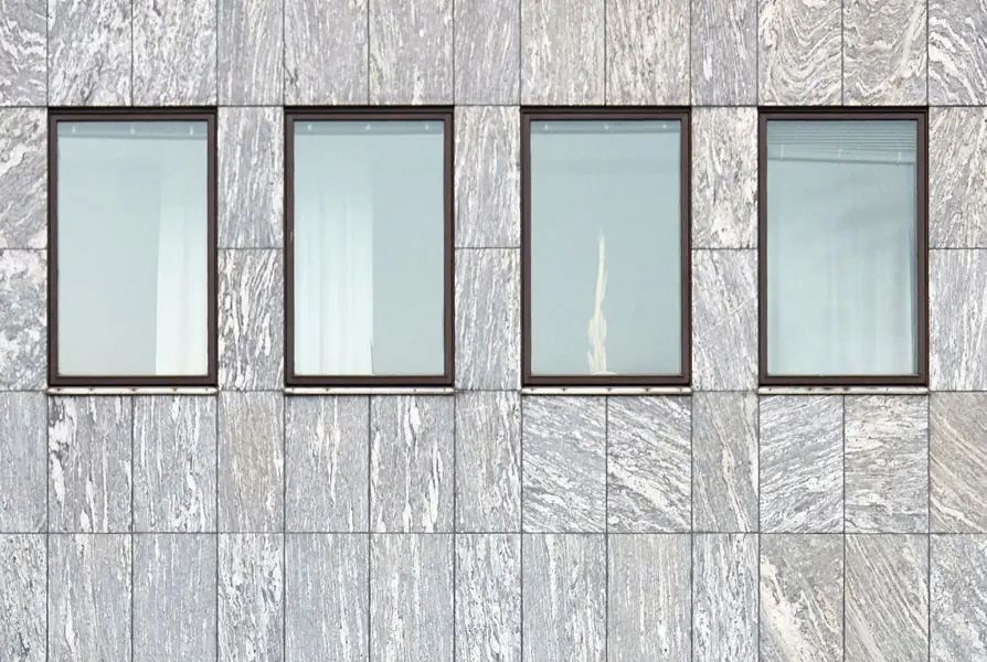 Del av stadshusets granitfasad som visar rader av fönster. Foto: Lasse Fredriksson