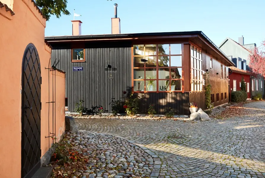 Brunt envåningshus i trä på Kyrkbacken. Fotograf: Lasse Fredriksson.