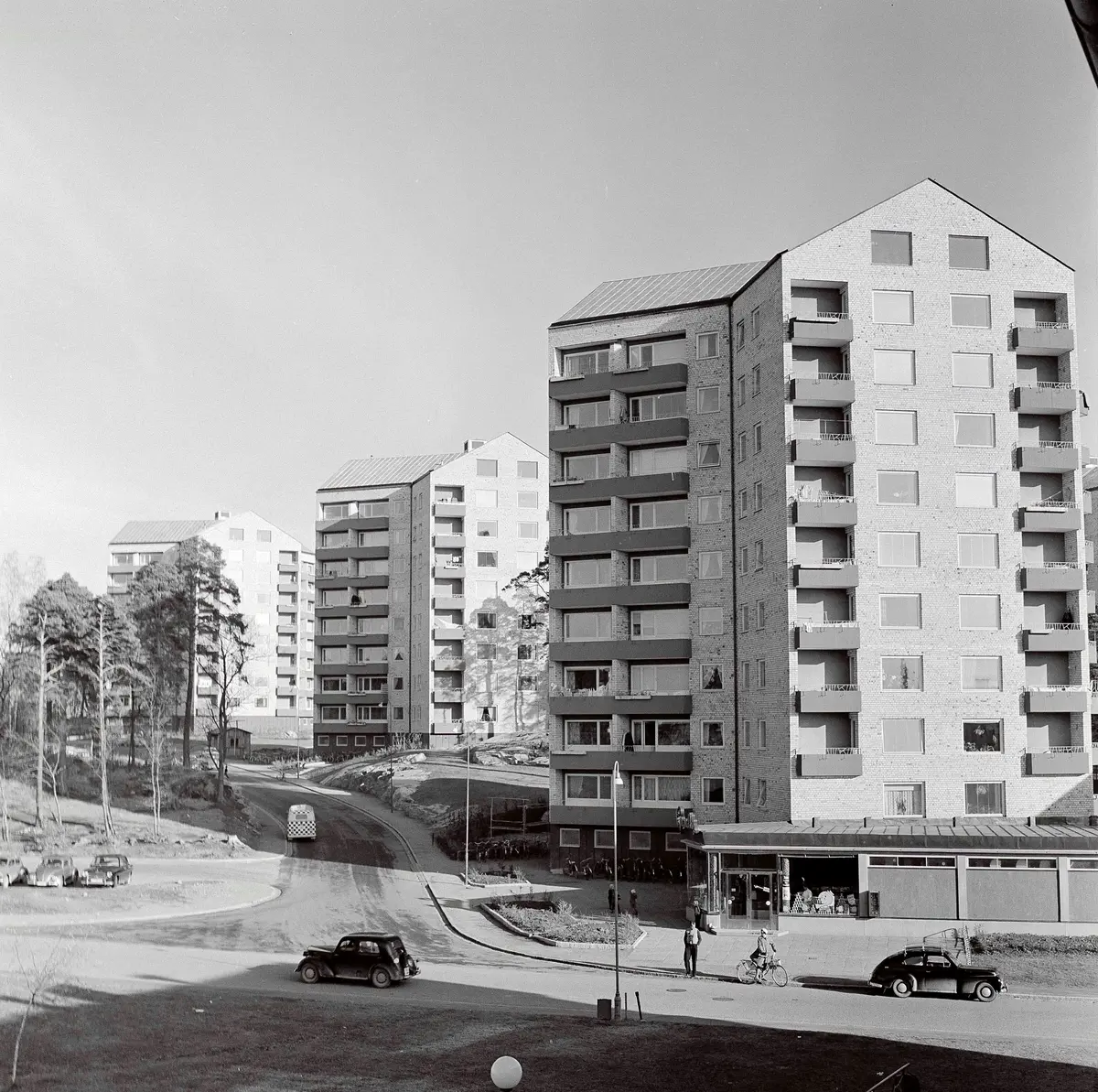 Äldre bild över ett bostadsområde med tre höghus. 