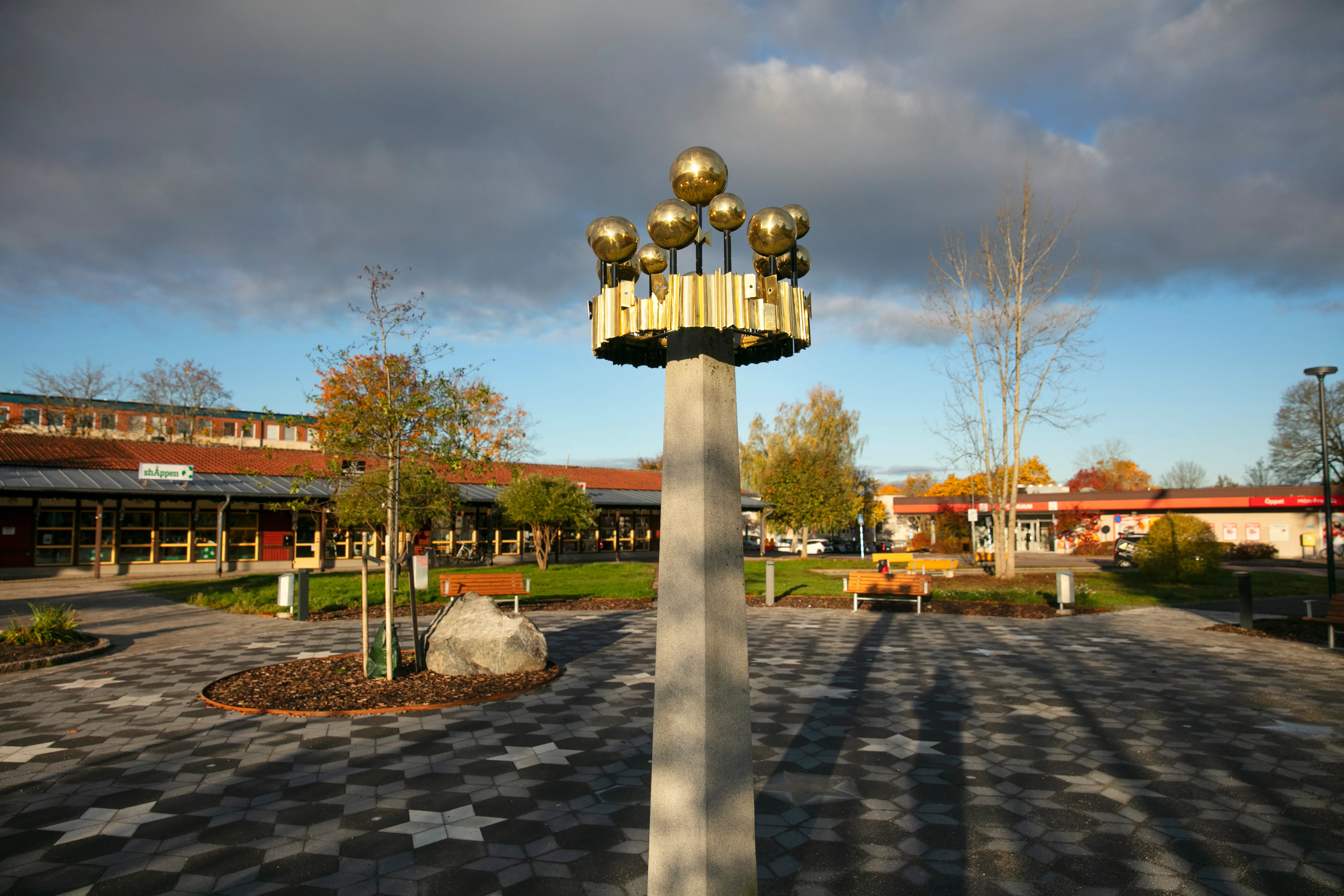 Esbjörns Svenssons plats, Skultuna. Guldigt torn med runda bollar på.