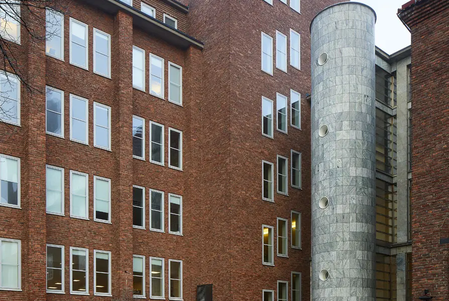 Del av det ljusa trapphuset i byggnadens hörn. Foto: Lasse Fredriksson