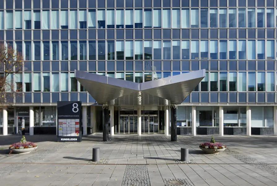 Huvudentréns uppåtvinklade plåttak mot Melkerkontorets glasfasad. Foto: Lasse Fredriksson