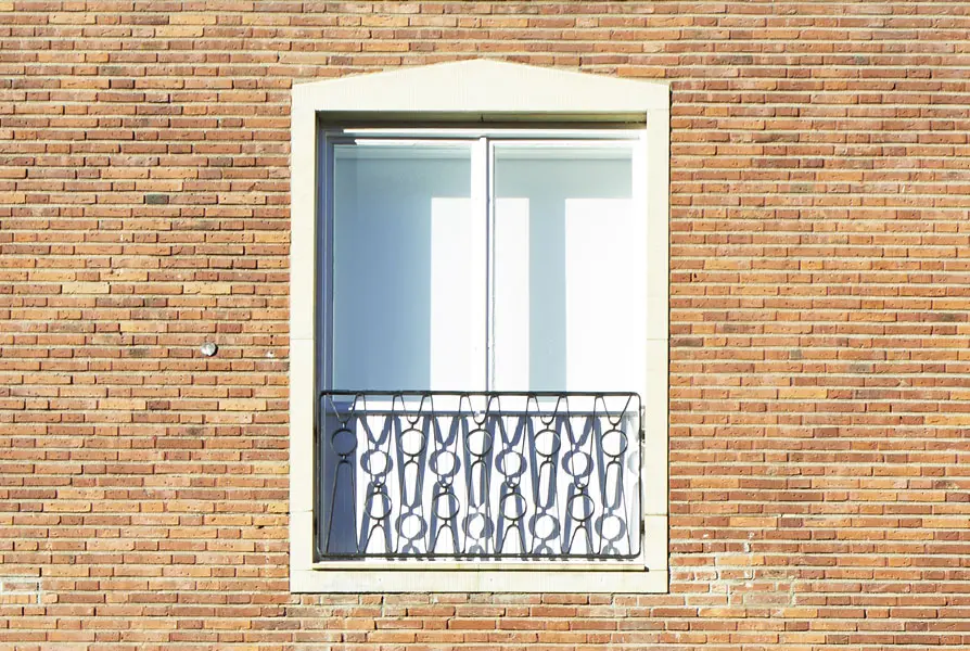 Närbild på fönster med fransk balkong med räcke i vackert smide. Foto: Lasse Fredriksson