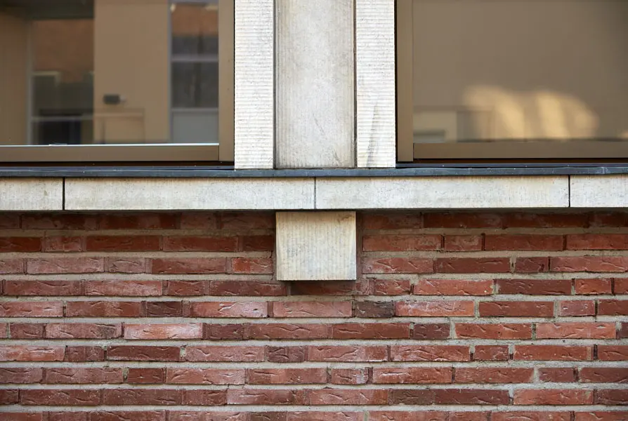Närbild på marmoromfattningen runt fönster. Foto: Lasse Fredriksson