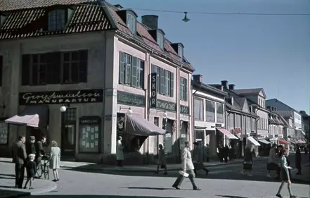 Stora Torget cirka 1959-1962.  Stora reklamaffischer på affärshusets östra gavel mot Torggatan.