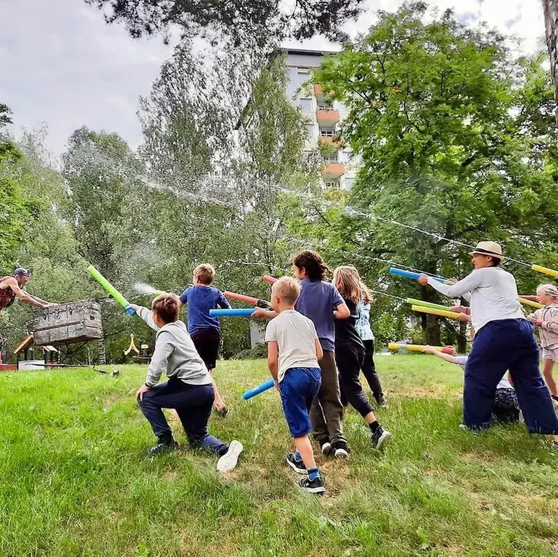 Barn och vuxna som har vattenkrig. Foto: Lennart Östberg