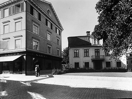 Anders Pers plats år 1932 med gräsyta och kastanjeträd. Byggnaden i fyra våningar uppfördes 1928-1930 och ritades av arkitekt Erik Hahr. Vlm-Blom 532. 