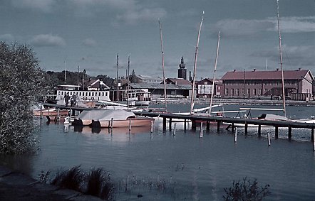 Bild av Västerås hamncafe, en pir med massor av båtar och mälaren.