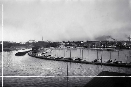 Äldre svartvit bild över hamnen och den pir som finns vid Arosmagasinet.