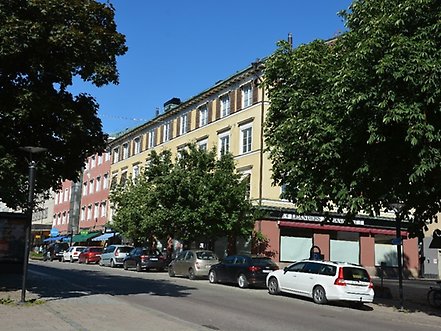 Byggnad där Västmanlands läns tidning huserade under många år från 1928-1930. Byggnaden har ljust slätputsade fasader, tandsnittsfris och plåttäckt sadeltak (Livia 18