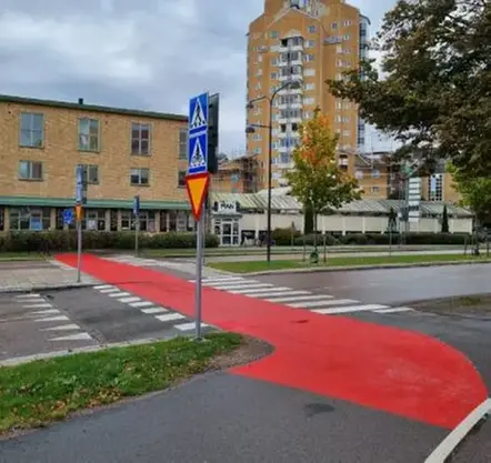 Cykelöverfart som har målats röd.