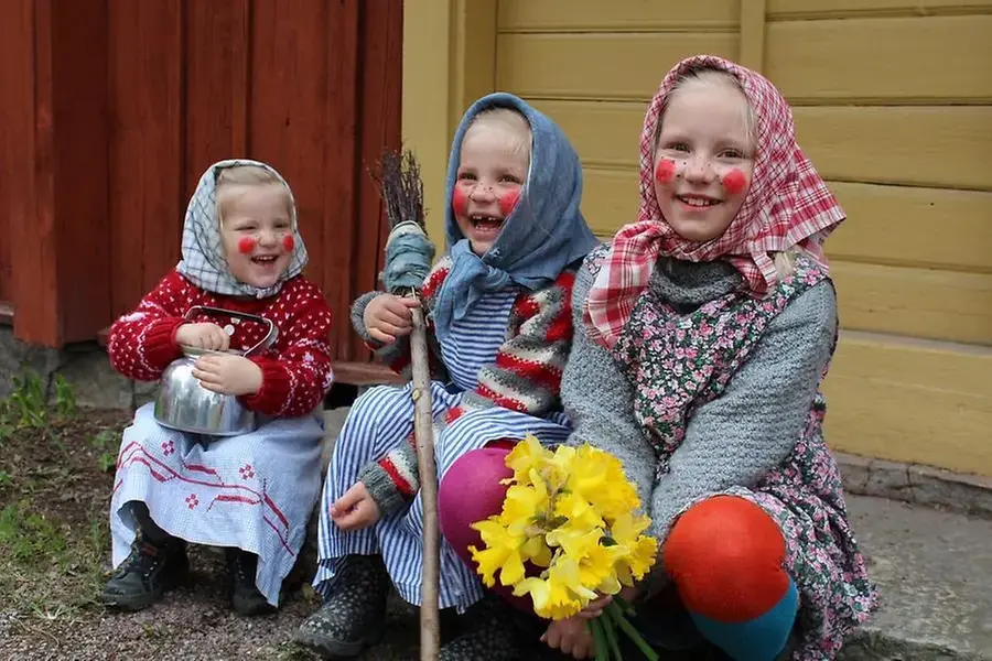 tre barn utklädda till påskkärringar