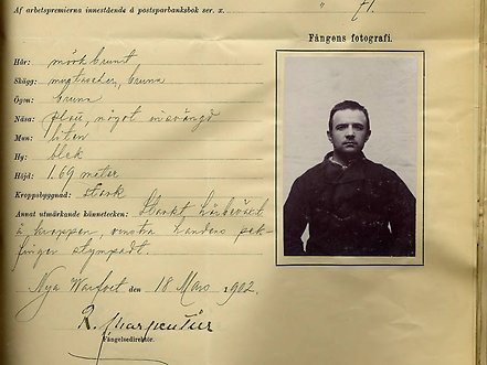 Bild på ett dokument om fångvaktaren Per Emil Keijser 1902 med bild på honom själv.