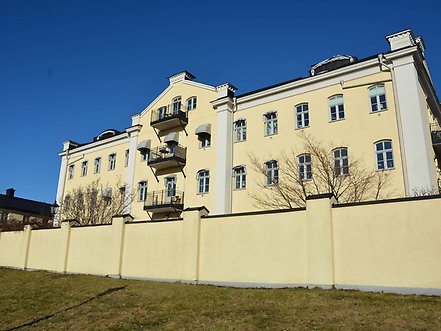 Bild på fasaden av det gamla putsade gula fängelset.