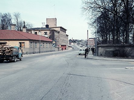 Gatan framför gamla brandstationen från 1966.